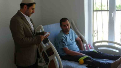 İmam Emrah Kaplan, engelli bireyin evinde hasta yatağı yanında cuma hutbesi okuyor.