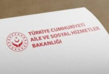 Aile ve Sosyal Hizmetler Bakanlığı logosu ve logonun yanında "Türkiye Cumhuriyeti Aile ve Sosyal Hizmetler Bakanlığı" yazısı var.