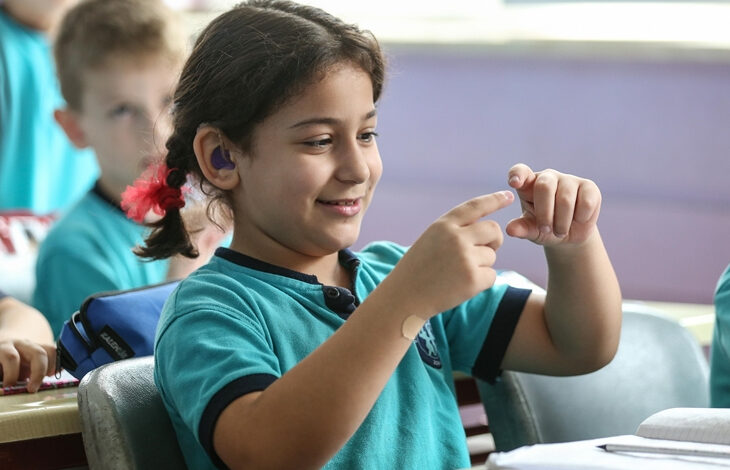 İşitme engelli olan 7 yaşındaki Melahat Çakar, işaret dili ile kendini ifade ediyor.