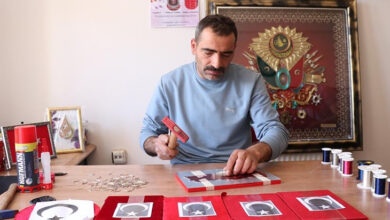 Bedensel engelli birey Cihat Cano, elindeki çekiç ve çivilerle filografi sanat eserleri üretiyor.