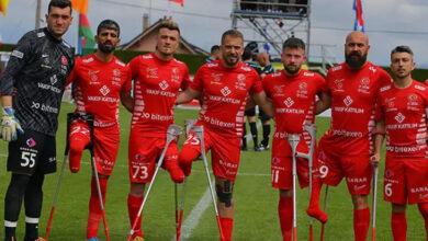 Türkiye Ampute Milli Takımı, maç öncesi toplu bir şekilde fotoğraf çekilmiş.