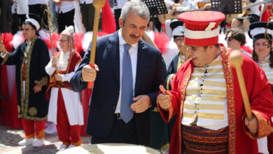 Edirne Valisi Yunus Sezer, Hayat Boyu Öğrenme Haftası etkinlikleri kapsamında engelli öğrencilerin oluşturduğu mehter takımının konserinde kös davul çalıyor.