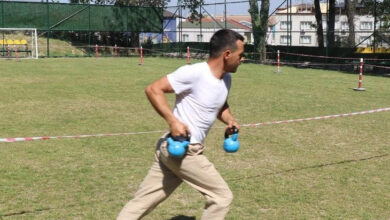 Eski hükümlü işçi alımı için yapılan uygulama sınavında elinde ağırlık ile koşan bir adam görselde var.