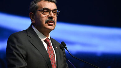 Milli Eğitim Bakanı Yusuf Tekin, önündeki mikrofon ile açıklamada bulunuyor.