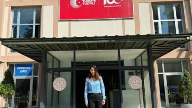 Otizmli çocuk Asil Ahmet Kurt’un annesi Ezgi Desovalıi İl Milli Eğitim Müdürlüğü önünde fotoğraf çekilmiş.