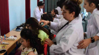 Görme engelli öğrencileri, mezuniyet törenine hazırlamak için kuaförler saçlarını yapıyor.