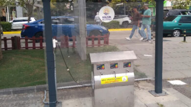 Gölcük Belediyesi, tarafından engelli bireylerin, akülü tekerlekli sandalyelerini şarj edebilmeleri için Anıtpark’a Engelli Akülü Araç Şarj Ünitesi katılmış.