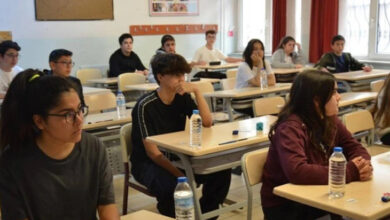 Sınav öncesinde öğrenciler bir sınıfta ve her sırada sadece bir kişi oturacak şekilde konumlandırılmış şekilde oturuyorlar.