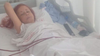 Engelli diyaliz hastası Aynur Bayraktaroğlu'nun hastane odasında çekilmiş bir fotoğrafı.