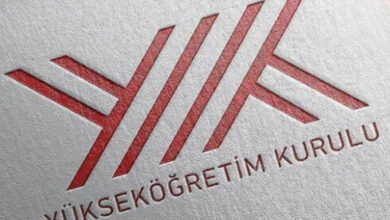 Görselde soldan sağa doğru yatık dört çubuk, soldaki çubuğun yukarı doğru bakan tarafında iki paralel kısa çubuk ve en sağda yer alan çubukta ise aşağı doğru iki paralel kısa çubuk, çubukların altında Yükseköğretim Kurulu yazıyor.