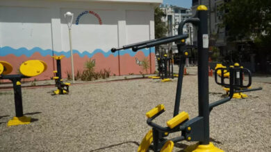 Parka yerleştirilmiş olan engelli bireylerin kullanımına uygun tasarlanmış fitness aletleri var.