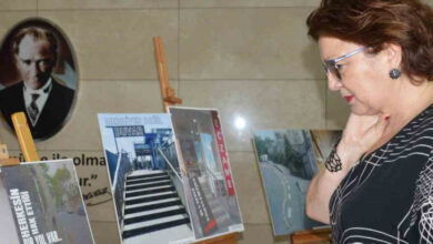 Engellilik üzerine yapılan fotoğraf sergisindeki eserleri katılımcılar inceliyor.