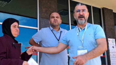 Engelli öğrenci için sınav yerine gidebilmesine yardım edilmesi adına görevliler okulun dışındaki kişilere duyuru yapıyor.