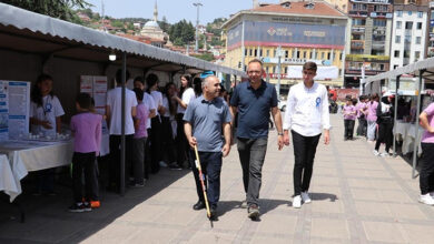 Görme engelli birey Erdinç Karakaş, festival alanında akıllı bastonu kullanarak test ediyor.