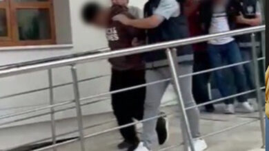Görselde kapkaççı olarak yakalanan kişilerin yüzü flu ve polis eşliğinde götürülüyorlar.