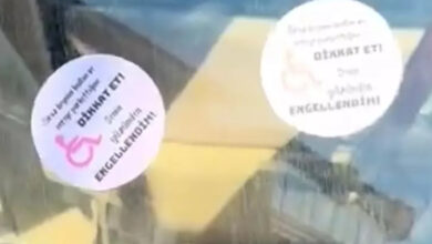 Engelli yoluna park eden aracın camına sticker yapıştırılmış.