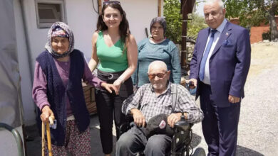 Yaşlı ve engelli birey hediye edilen akülü tekerlekli sandalye üzerinde yetkililer ve ailesi ile fotoğraf çekiliyor.