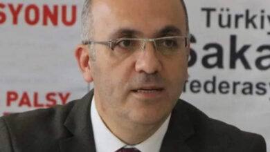 Spastik Engelliler Federasyonu Başkanı ve Türkiye Sakatlar Konfederasyonu Başkan Yardımcısı Murat Arslanhan, oturduğu yerden kamera dışındaki bir yere doğru bakarak konuşuyor.