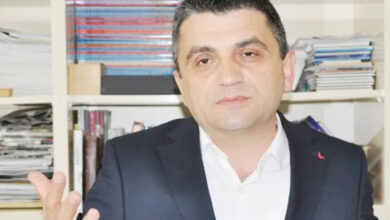Ordu il Engelli meclis başkanı Ümit İşbakan, odasında otururken basın açıklaması yapıyor.