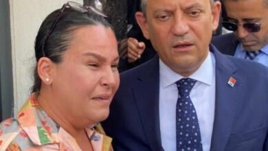 Atama bekleyen engelli öğretmen, CHP Genel Başkanı Özgür Özel'in yanında hafif ağlayarak konuşuyor.