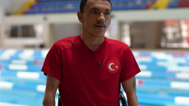 Paralimpik Milli Yüzücü Umut Ünlü, basın mensubu ile röportaj yapıyor.