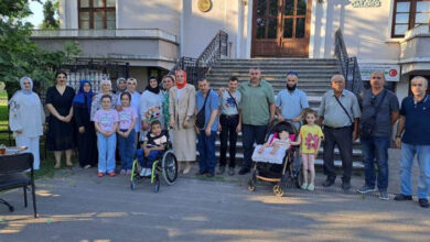 Sakarya Engelliler ve Yardımlaşma Derneği Başkanı Aslı Çam, engelli bireyler ve aileleri toplu bir şekilde yan yana durarak fotoğraf çekimi yapılıyor.