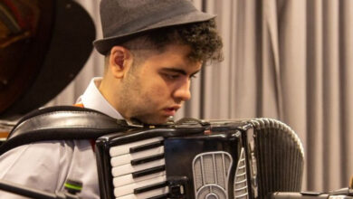 Otizmli Çağrıhan Atyıldız, akordiyon çalıyor.