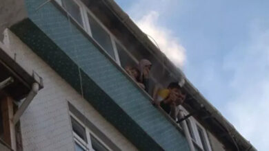 Çatı katında çıkan yangından etkilenmemek için bir aile pencereden vücutlarının yarısını dışarı çıkartmışlar.