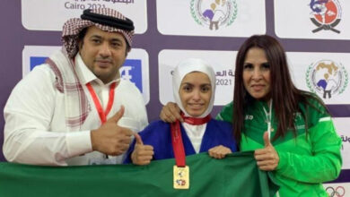 el-Cuid judo müsabakası sonrasında görevli federasyon yetkilileri ile fotoğraf çektiriyor.