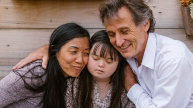 Görselde bir anne, baba ve engelli çocuğa sarılmışlar.