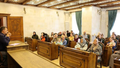Ürgüp Belediye Meclis Salonunda gerçekleşen toplantıda Belediye Başkanı ve engelli bireylerin velileri karşılıklı olarak oturuyor.