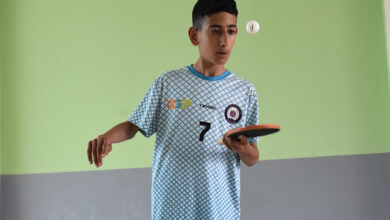 Yusuf tek eliyle masa tenisi raketi üzerinde top sektiriyor.