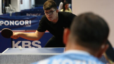 Paralimpik sporcu Yiğit Taylan, masa tenisi antrenmanı yapıyor.