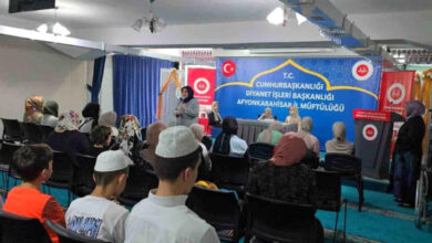 Afyonkarahisar İl Müftü Yardımcısı Ayşegül Müftüoğlu Kurt, Engelsiz Kur'an kursunda eğitim gören öğrenciler ve velileriyle buluşarak sohbet ediyor.