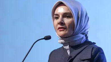 Aile ve Sosyal Hizmetler Bakanı Mahinur Özdemir Göktaş, önündeki mikrofon başında konuşma yapıyor.