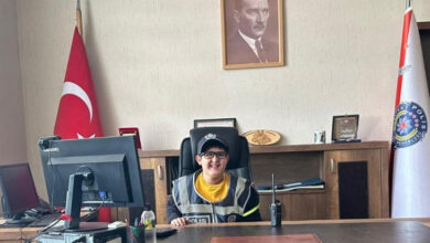 Polis üniforması giymiş olan zihinsel engelli Yunus Yüksel, Aksaray İl Emniyet Müdürü odasında makam koltuğunda oturuyor.