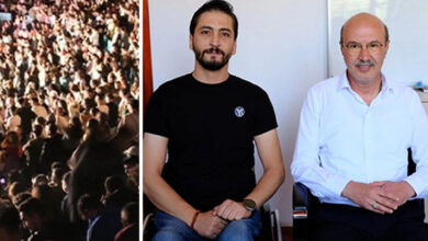 Görselde, iki fotoğraf birleştirilmiş. İlk fotoğraf bir etkinlikte çekilmiş ve kalabalık bir gurup insan etkinliği izliyor. Sağdaki fotoğrafta ise Akşehir Belediye Başkanı Dr. Ahmet Nuri Köksal sandalyede, Başkanlık Engelsiz Şehir Danışmanı Samet Kapçı ise tekerlekli sandalye üzerinde oturuyor.