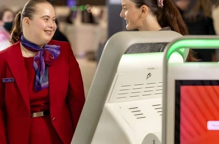 Young Alle Sayers, havayolundaki müşterilerine yardımcı oluyor.