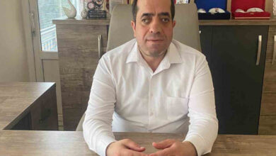 Altı Nokta Körler Derneği Aydın Şubesi Başkanı Bayram Özen, dernek başkanı koltuğunda oturuyor.