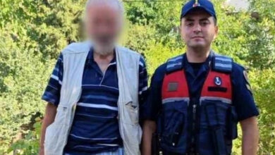 Zihinsel engelli birey ve jandarma personeli yan yana fotoğrafı çekilmiş.