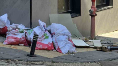 Görme engelli bireylerin desteksiz şekilde yürüyebilmesi için yapılan sarı şeritli yol üzerinde inşaat çuvalları var.