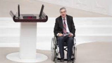 TBMM kürsüsünde tekerlekli sandalye kullanıcısı engelli milletvekili Gürsoy Erol, konuşma yapıyor.