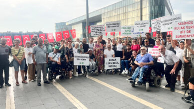 Bursa Kent Konseyi'nin düzenlemiş olduğu ÖTV Muafiyeti ile ilgili basın açıklamasından toplu bir fotoğraf.