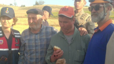 Arama-kurtarma ekipleri ve kayıp olan zihinsel engelli birey İsa Algın'ı bulduktan sonra fotoğraf çekiliyor.