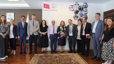 Engellilerin Haklarına Erişim Platformu yetkilileri ve Aile ve Sosyal Hizmetler Bakan Yardımcısı Dr. Sevim Sayim Madak fotoğrafta yer alıyor.