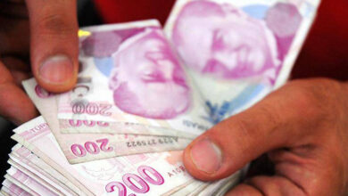Fotoğrafta, sadece elleri gözüken biri var. Elinde tuttuğu 200 Türk Lirası kağıt paraları sayıyor.
