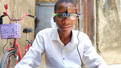 Khalifa Aminu, görme engelli bireyler için geliştirdiği sensörlü gözlüğü takarak kullanımını anlatıyor.