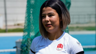 Görme engelli milli atlet Büşra Nur Tırıklı, ayakta milli takım formasıyla röportaj yapıyor.