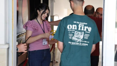 Sınav yapılan binada, öğrencilerin sınava giriş belgelerine bakılıyor ve üst aramaları yapılıyor.