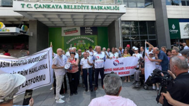 Engellilerin Haklarına Erişim Platformu ve Tüketici Hakları Derneği yetkilileri ve engelli bireyler birlikte pankartlar açık şekilde basın açıklaması yapıyorlar.